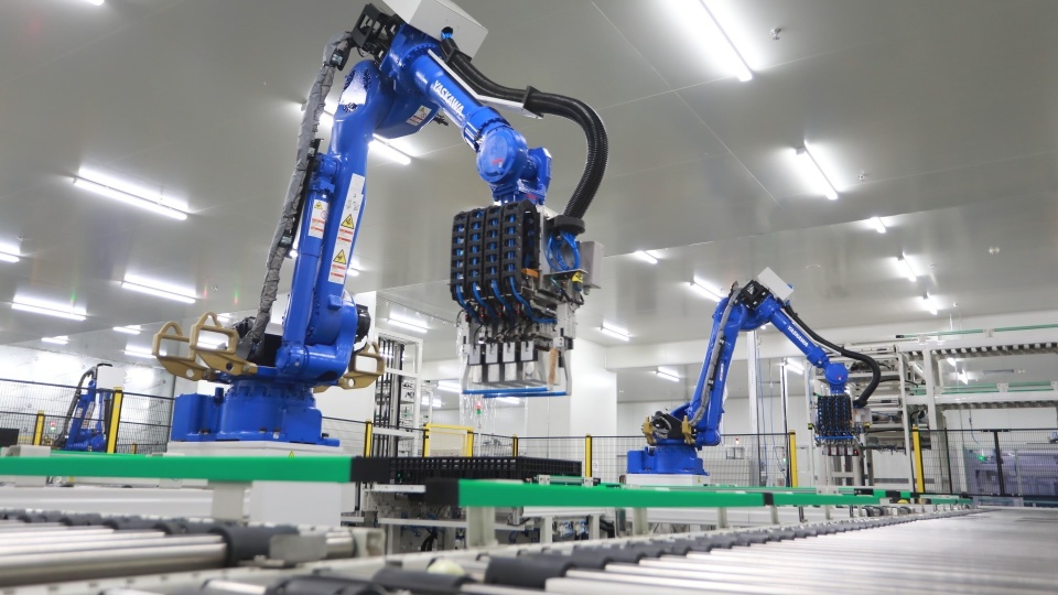 中創(chuàng)新航武漢基地:智能制造讓工廠實現(xiàn)設(shè)計產(chǎn)能110%